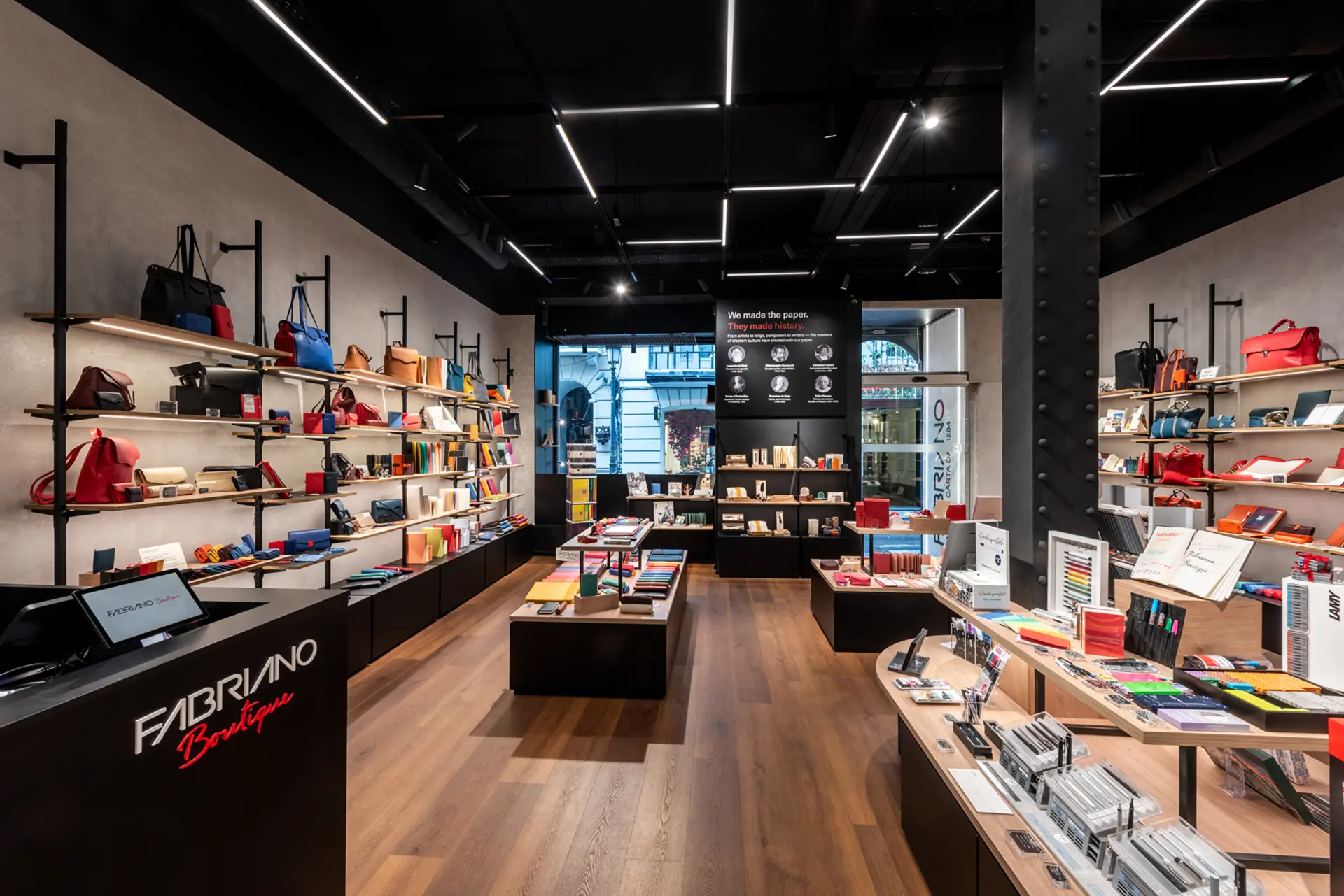 variedad de agendas, fundas, papeles, blocks, boligrafos en la tienda de Fabriano