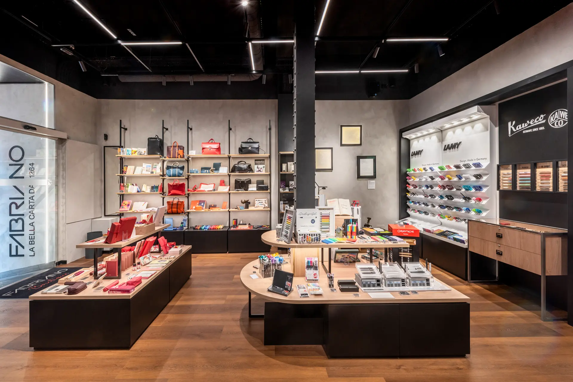 variedad de agendas, fundas, papeles, blocks, boligrafos en la tienda de Fabriano